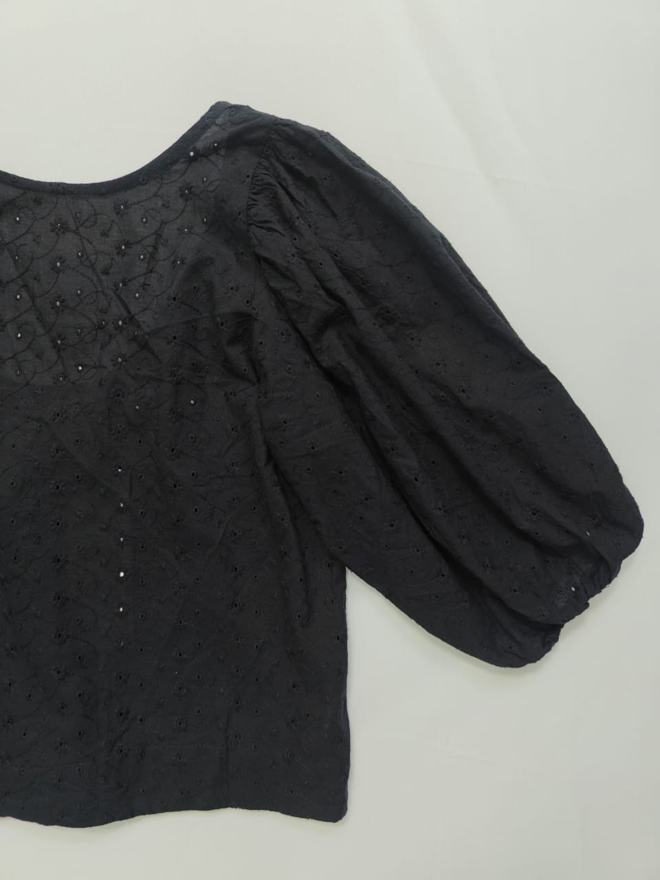 OUTRYT Black Eyelet Puff Sleeve Crop Top