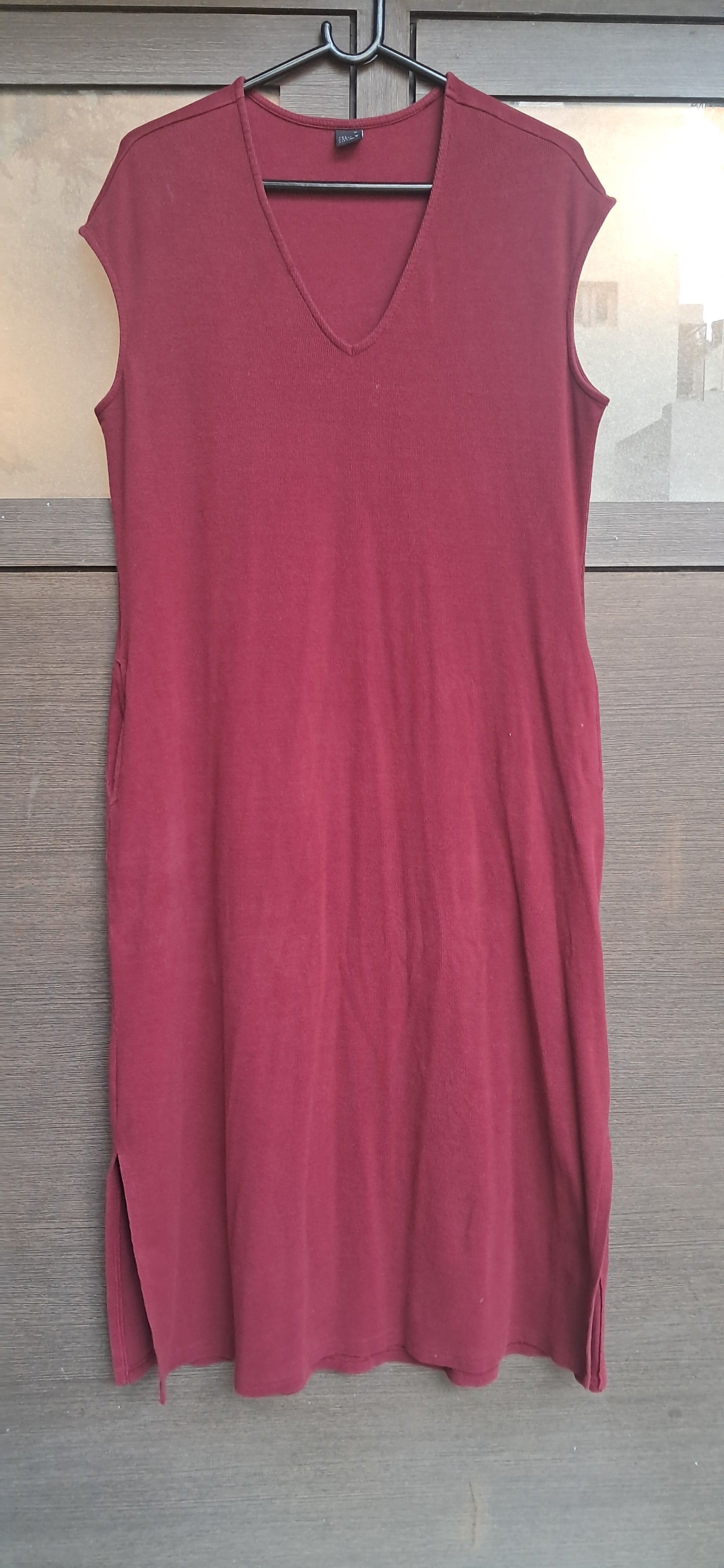Women's Maroon Ribbed V-Neck Sleeveless Tunic with Side Slits