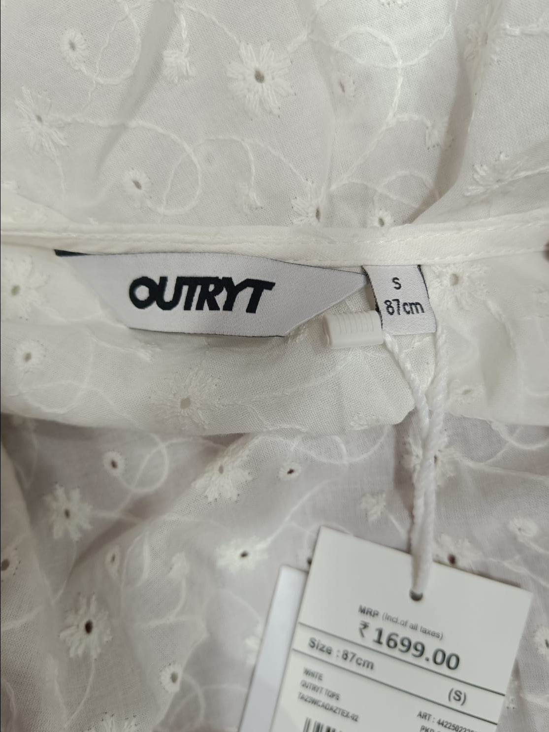 OUTKRT White Eyelet Puff Sleeve Crop Top