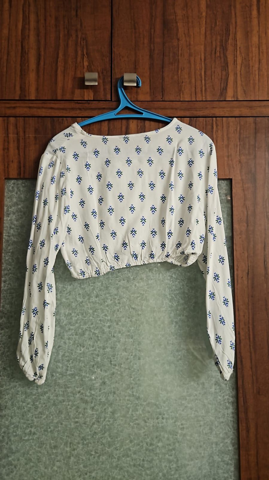 Women's White & Blue Printed Full Sleeve Crop Top