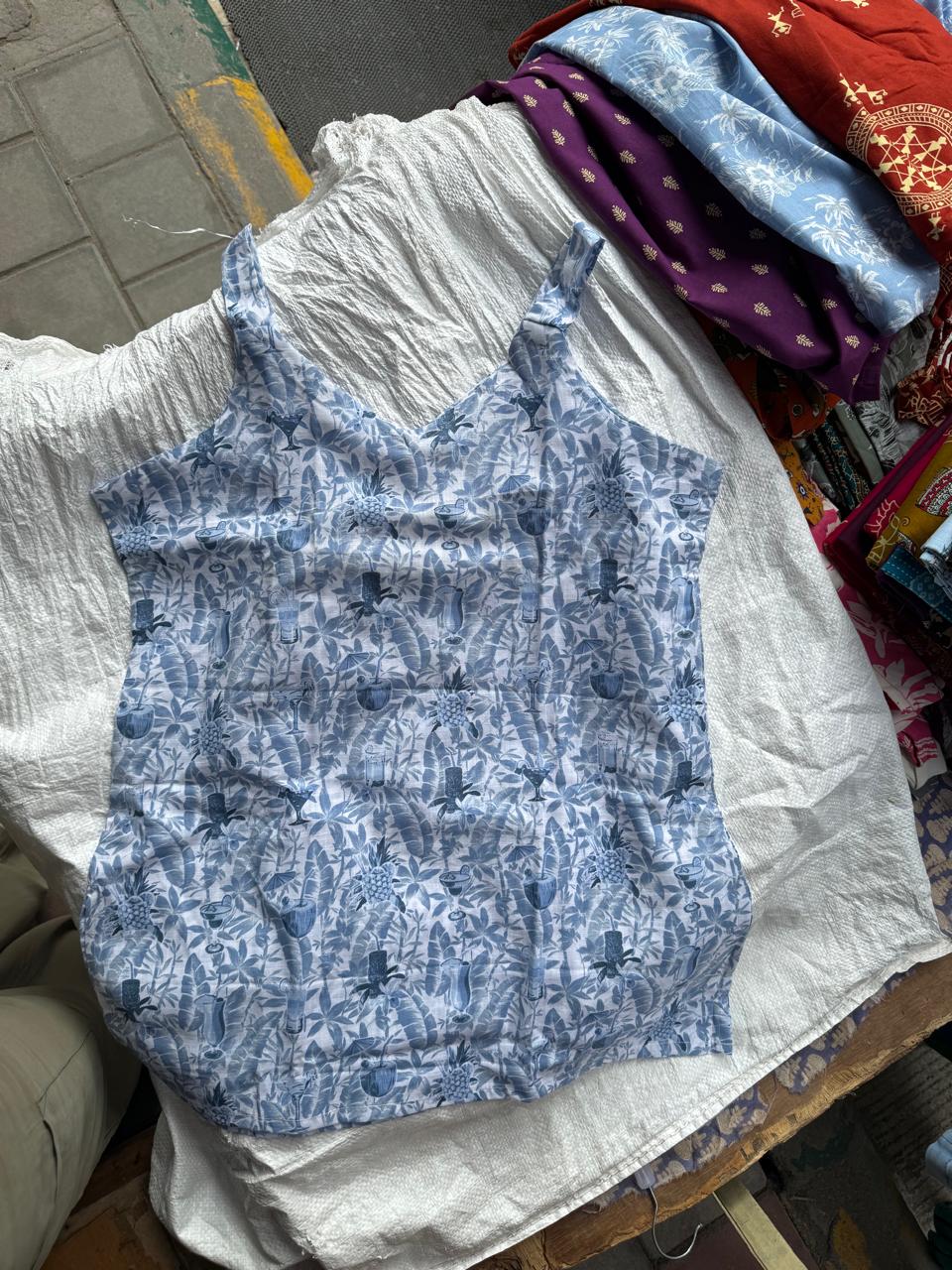 Women's Blue & White Tropical Print V-Neck Sleeveless Top
