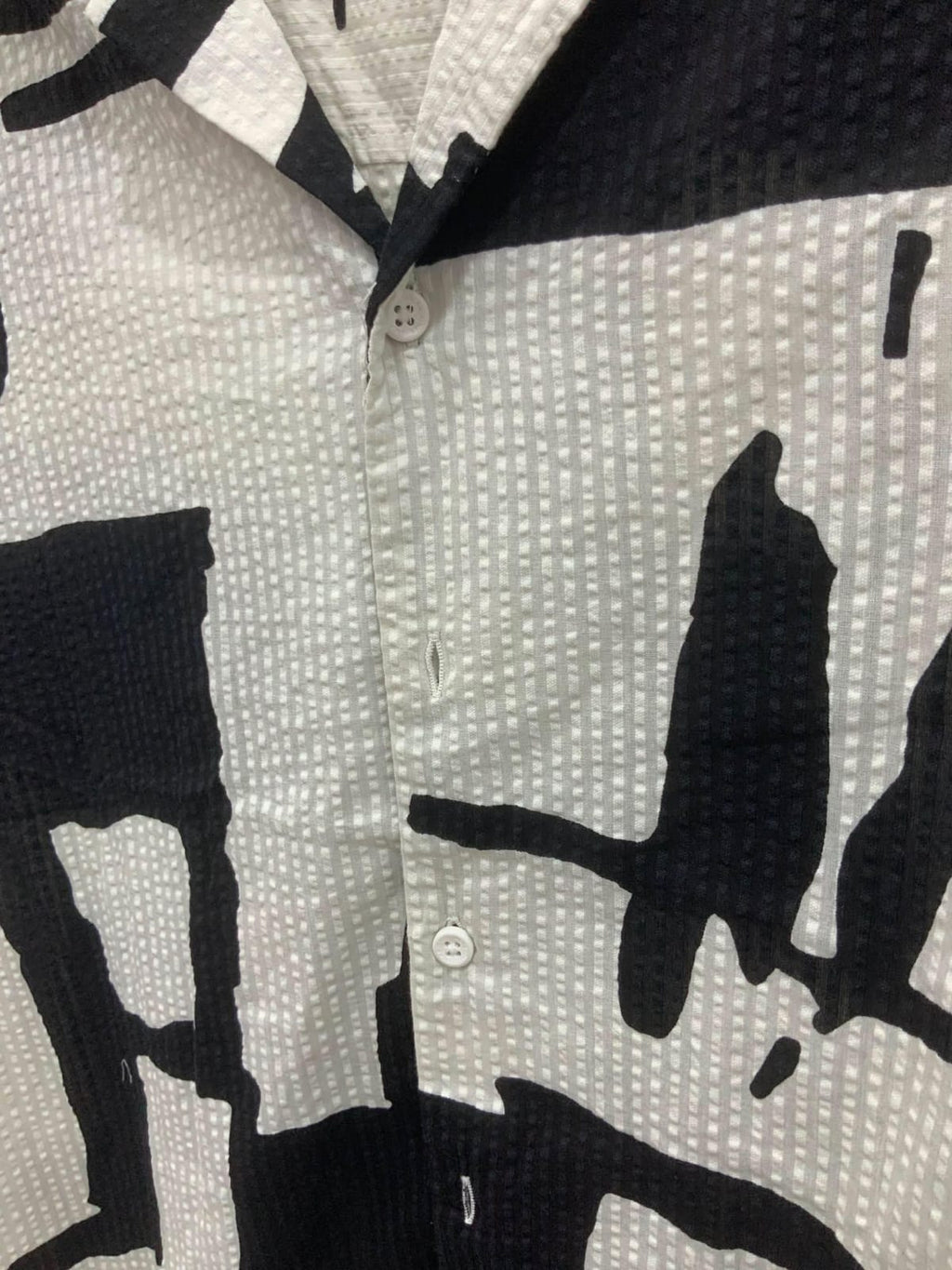 Men's Black & White Abstract Print Short Sleeve Shirt