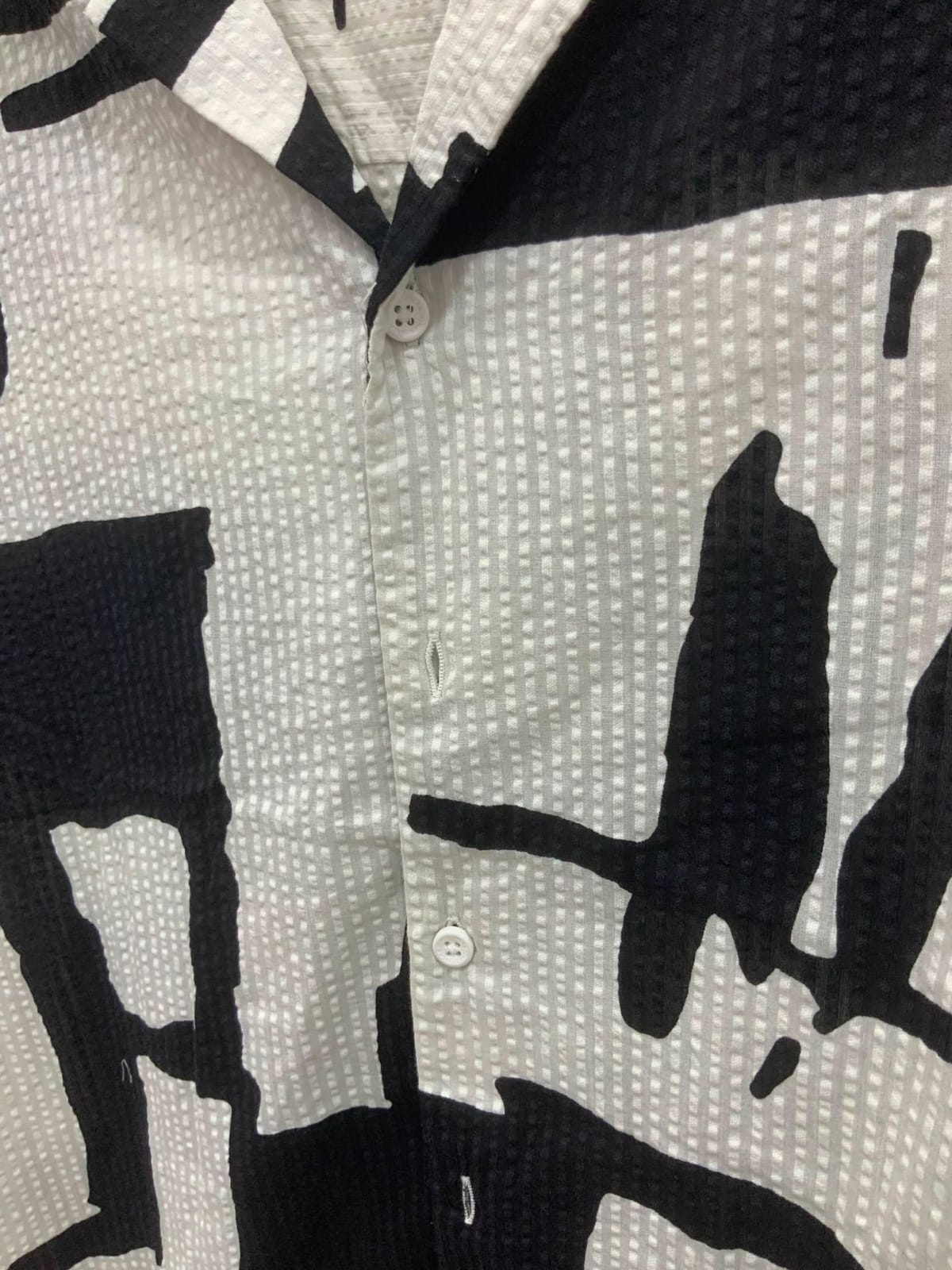 Men's Black & White Abstract Print Short Sleeve Shirt