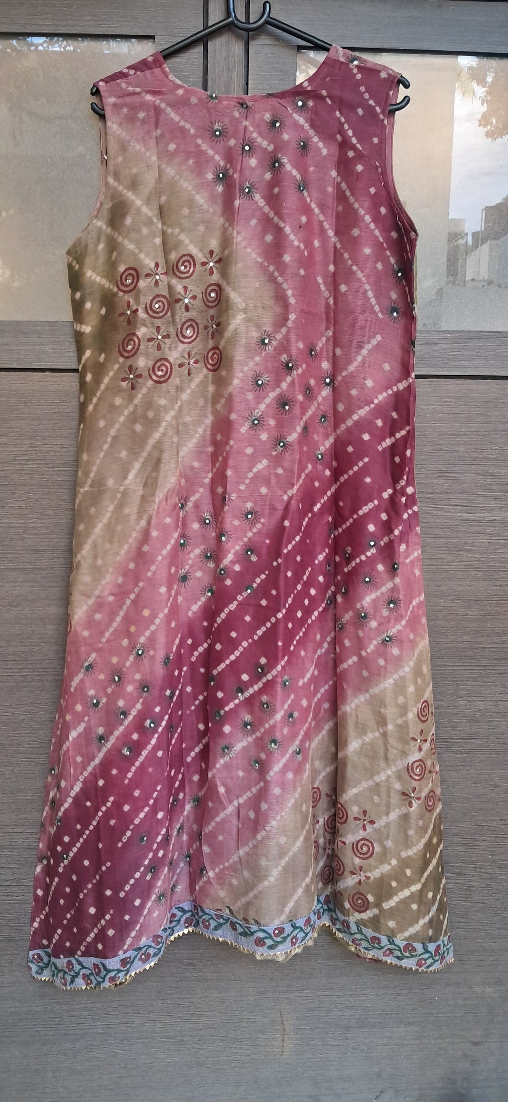 Women's Sleeveless Bandhani Print Kurta with Embellishments