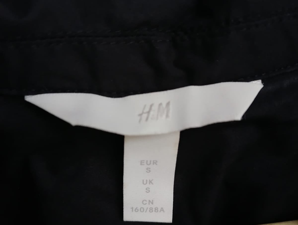 H&M Women's Black Sleeveless Collared Button-Up Shirt