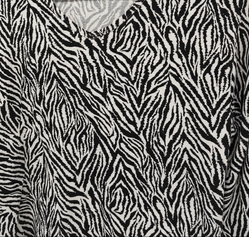 ATTIRE HUB Women's Black & White Zebra Print V-Neck 3/4 Sleeve Top
