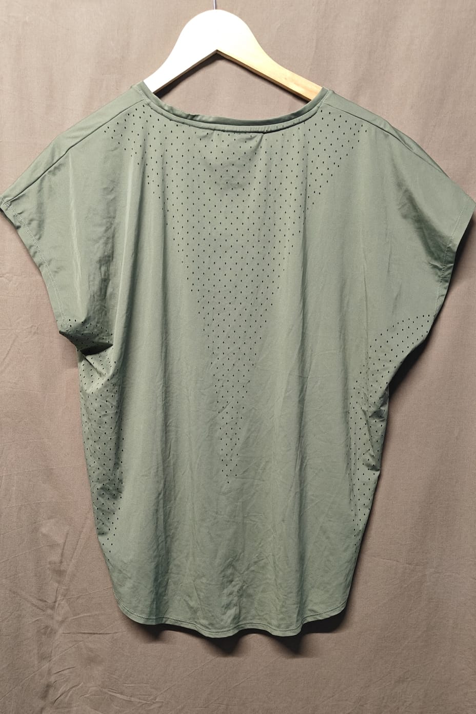 HIIT YOUR GOALS Women's Sage Green Perforated Activewear Top