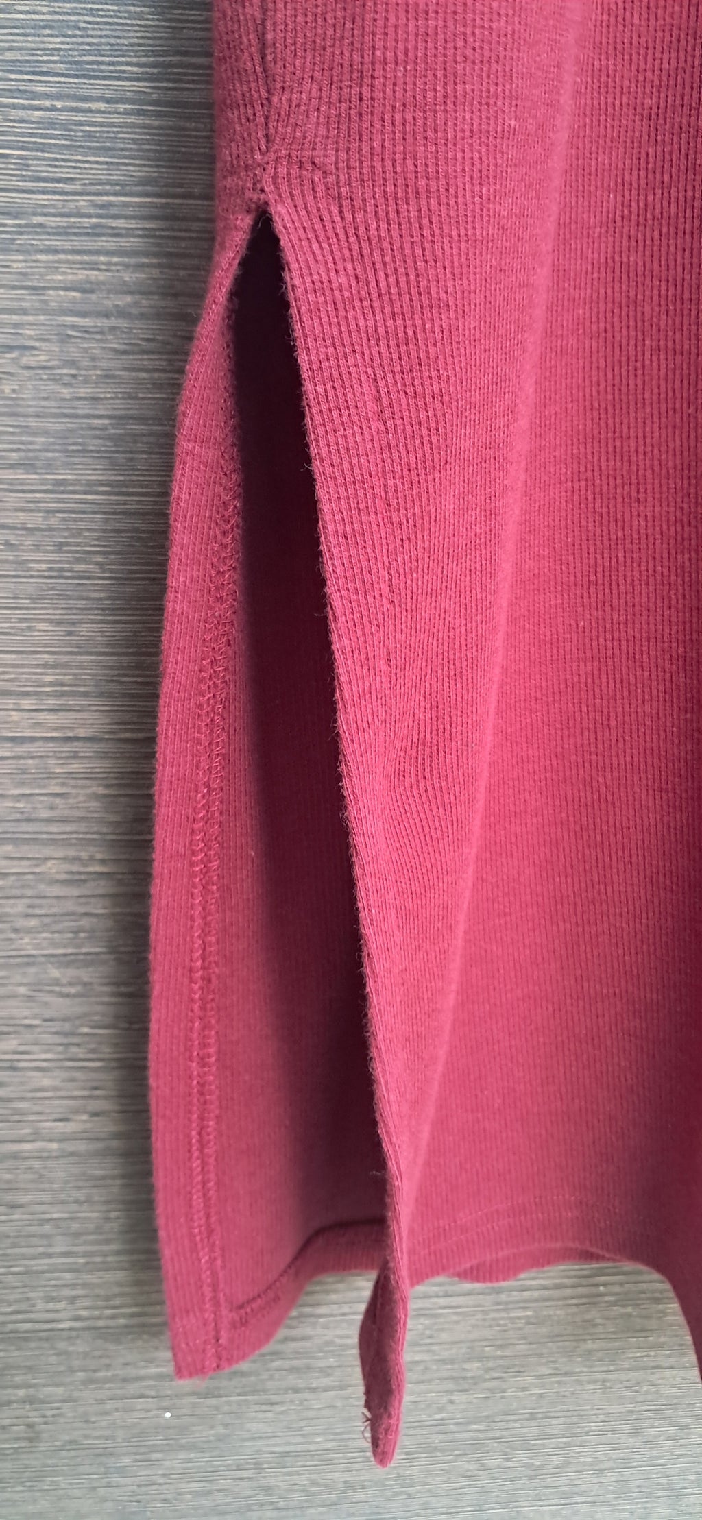 Women's Maroon Ribbed V-Neck Sleeveless Tunic with Side Slits