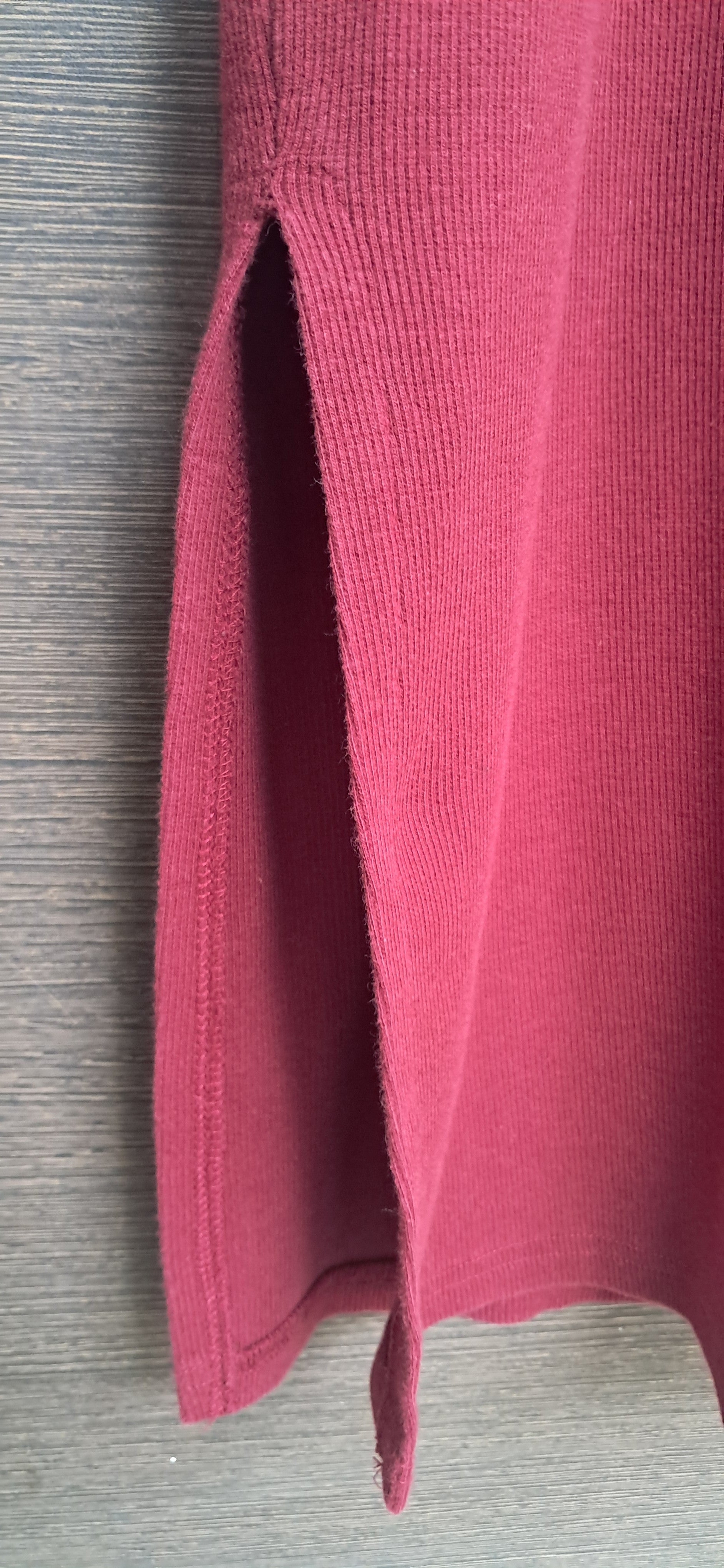 Women's Maroon Ribbed V-Neck Sleeveless Tunic with Side Slits