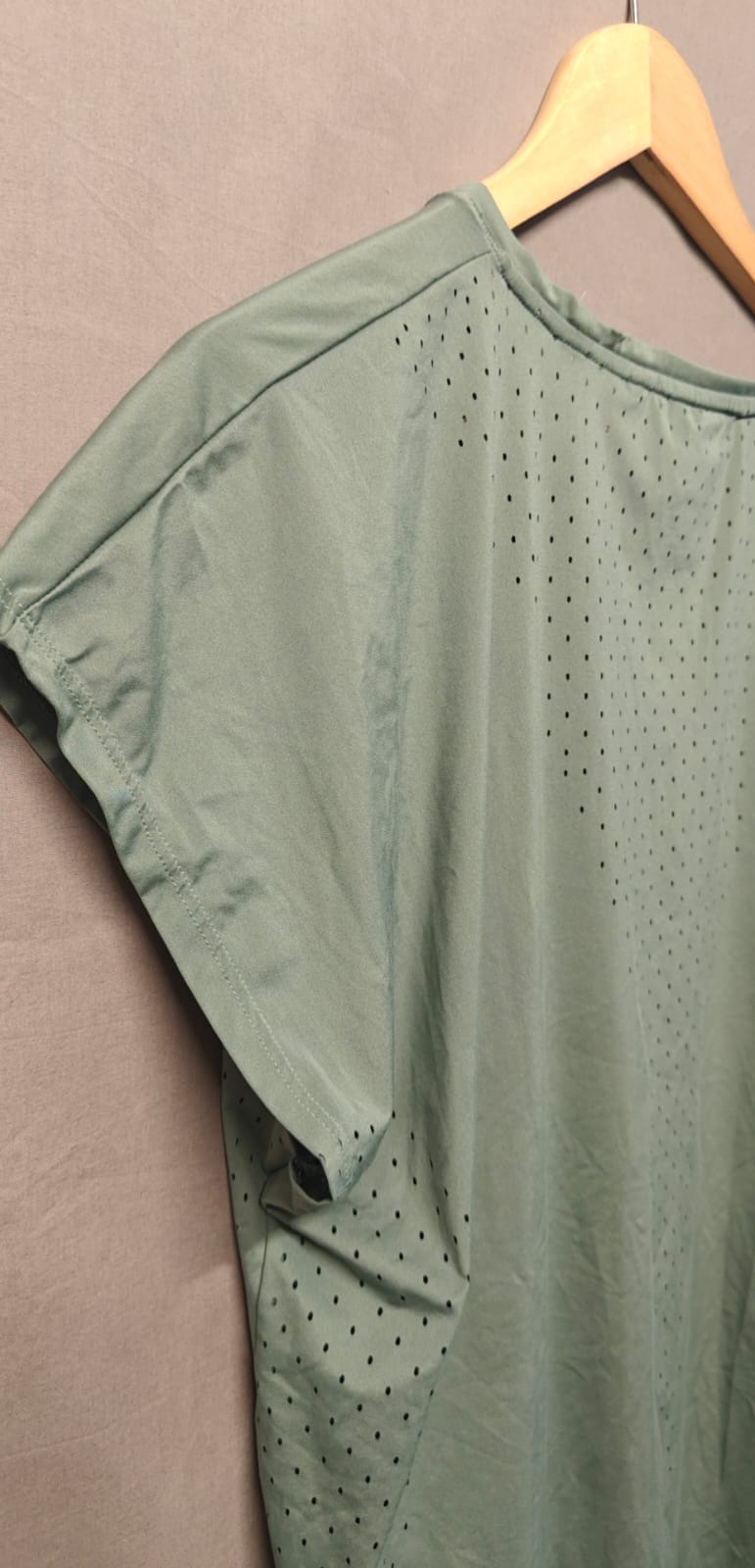 HIIT YOUR GOALS Women's Sage Green Perforated Activewear Top
