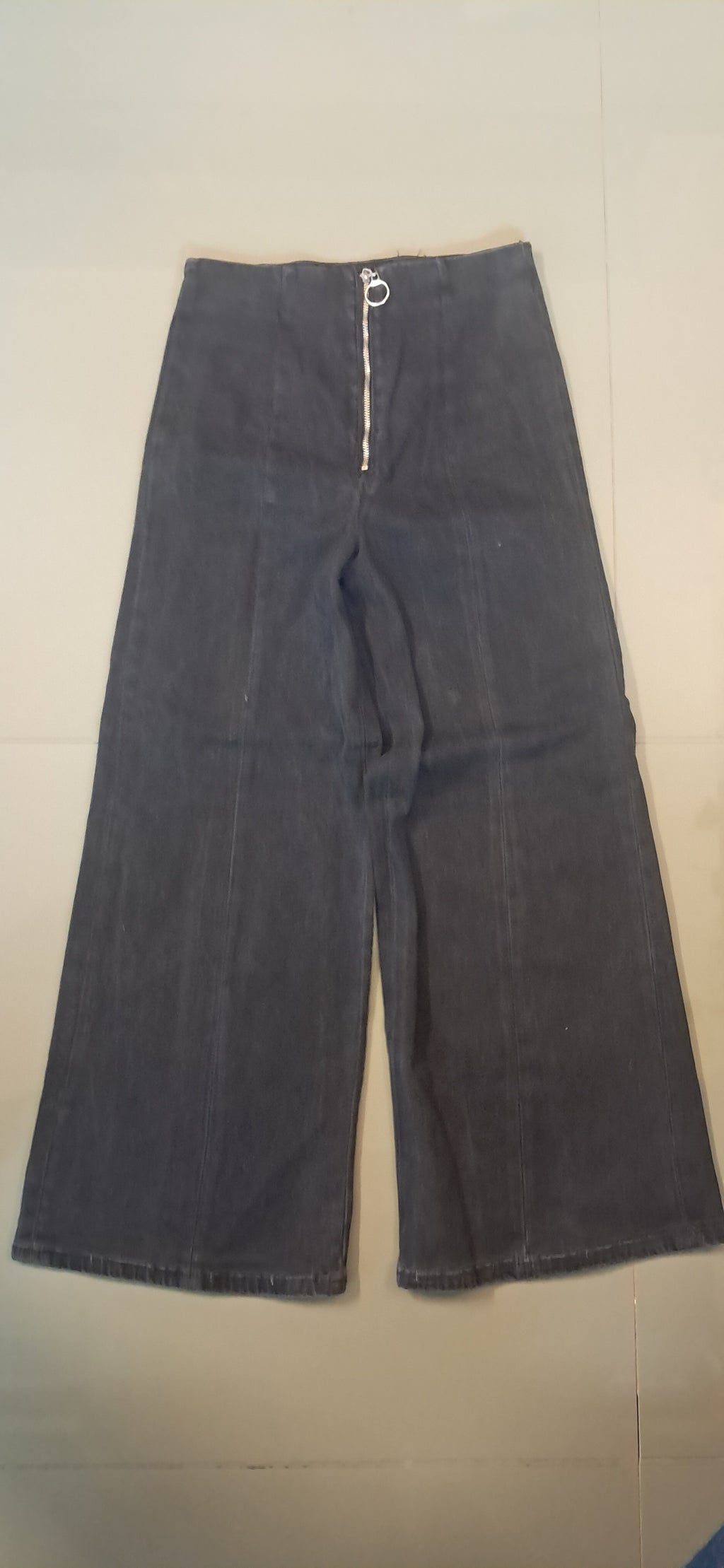 Forever 21 Women's Black Wide Leg Cropped Jeans with O-Ring Zipper