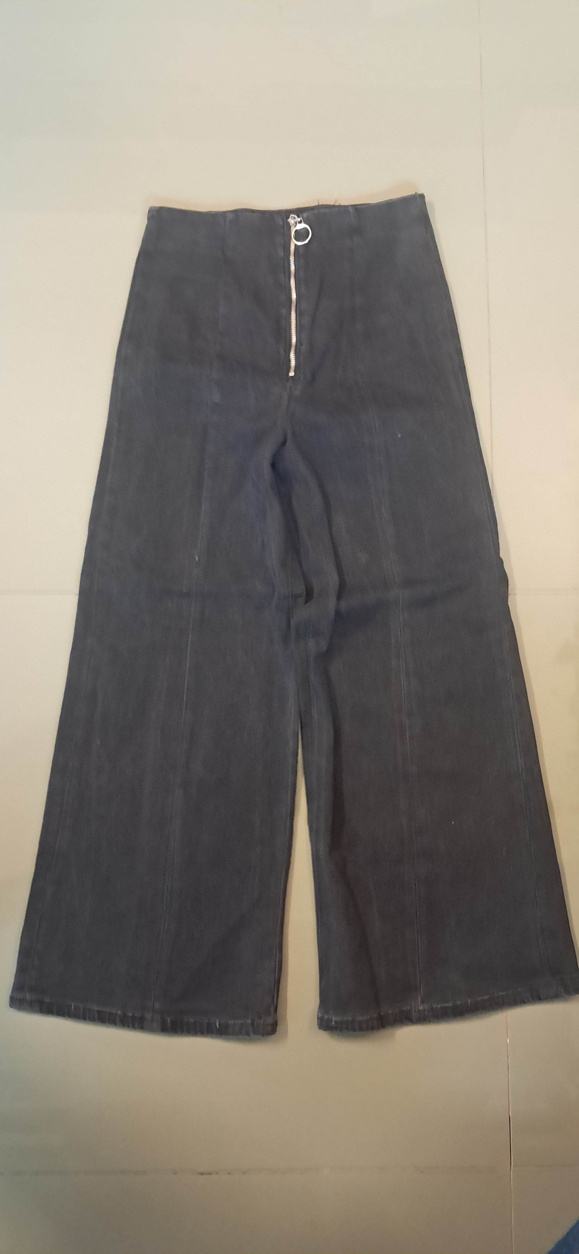 Forever 21 Women's Black Wide Leg Cropped Jeans with O-Ring Zipper