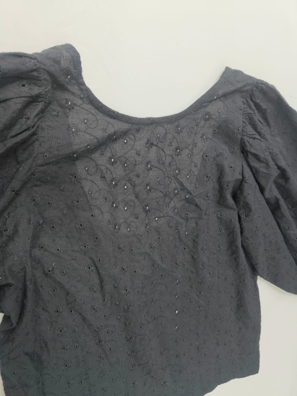 OUTRYT Black Eyelet Puff Sleeve Crop Top