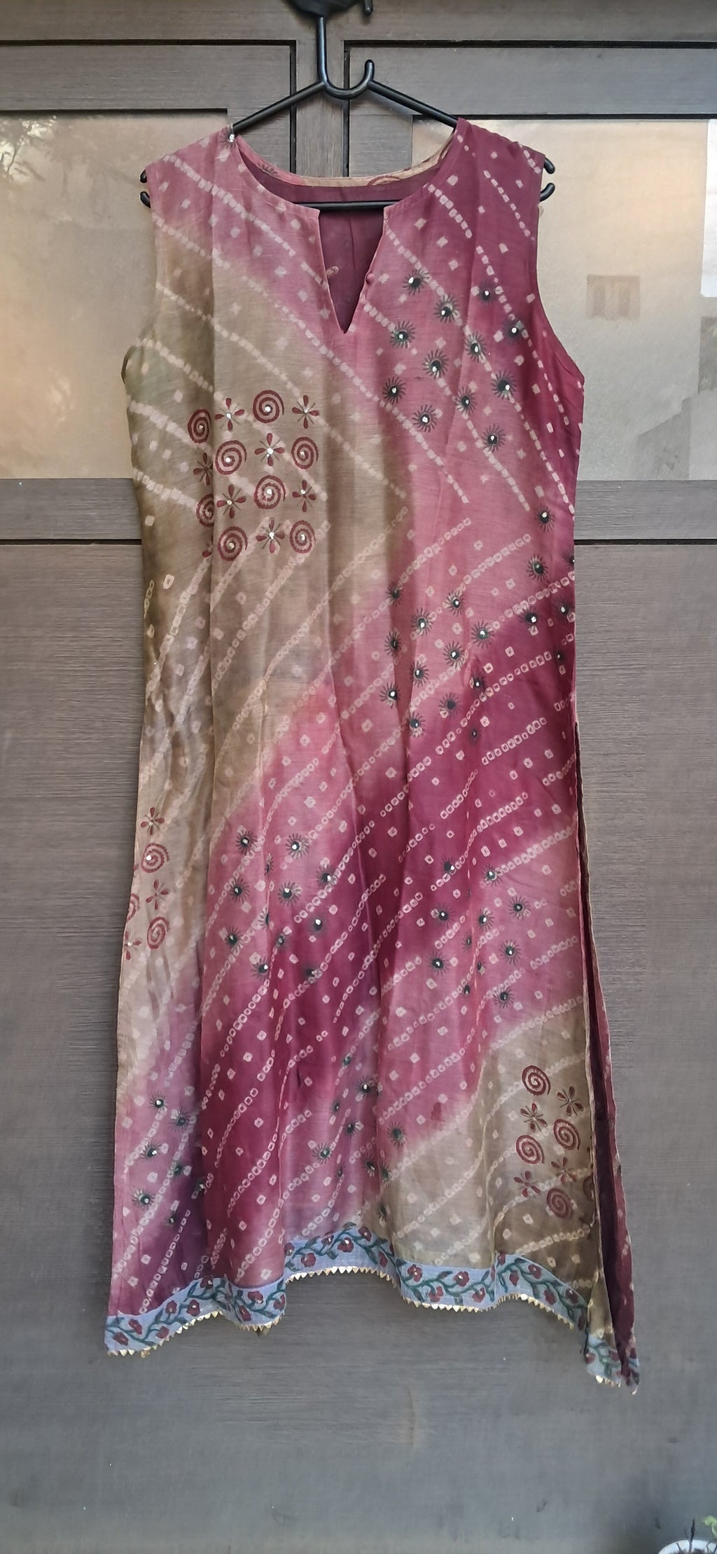 Women's Sleeveless Bandhani Print Kurta with Embellishments