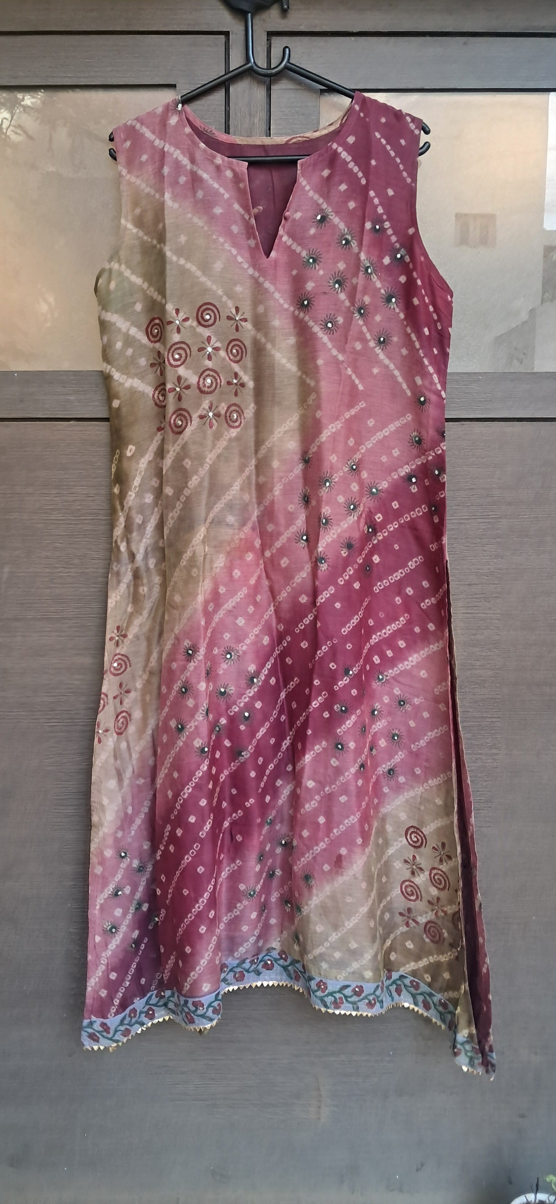 Women's Sleeveless Bandhani Print Kurta with Embellishments