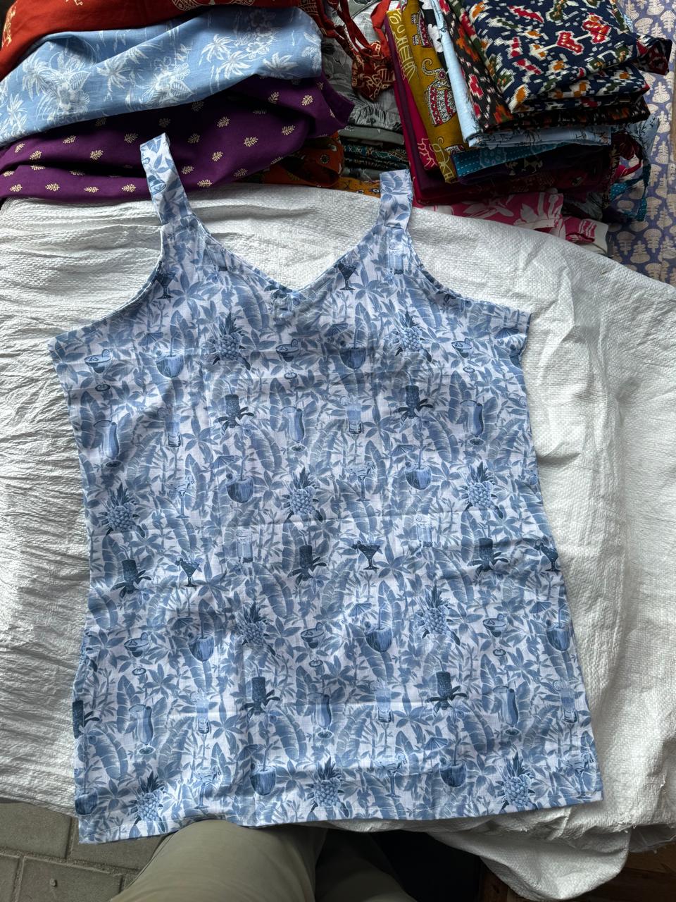 Women's Blue & White Tropical Print V-Neck Sleeveless Top