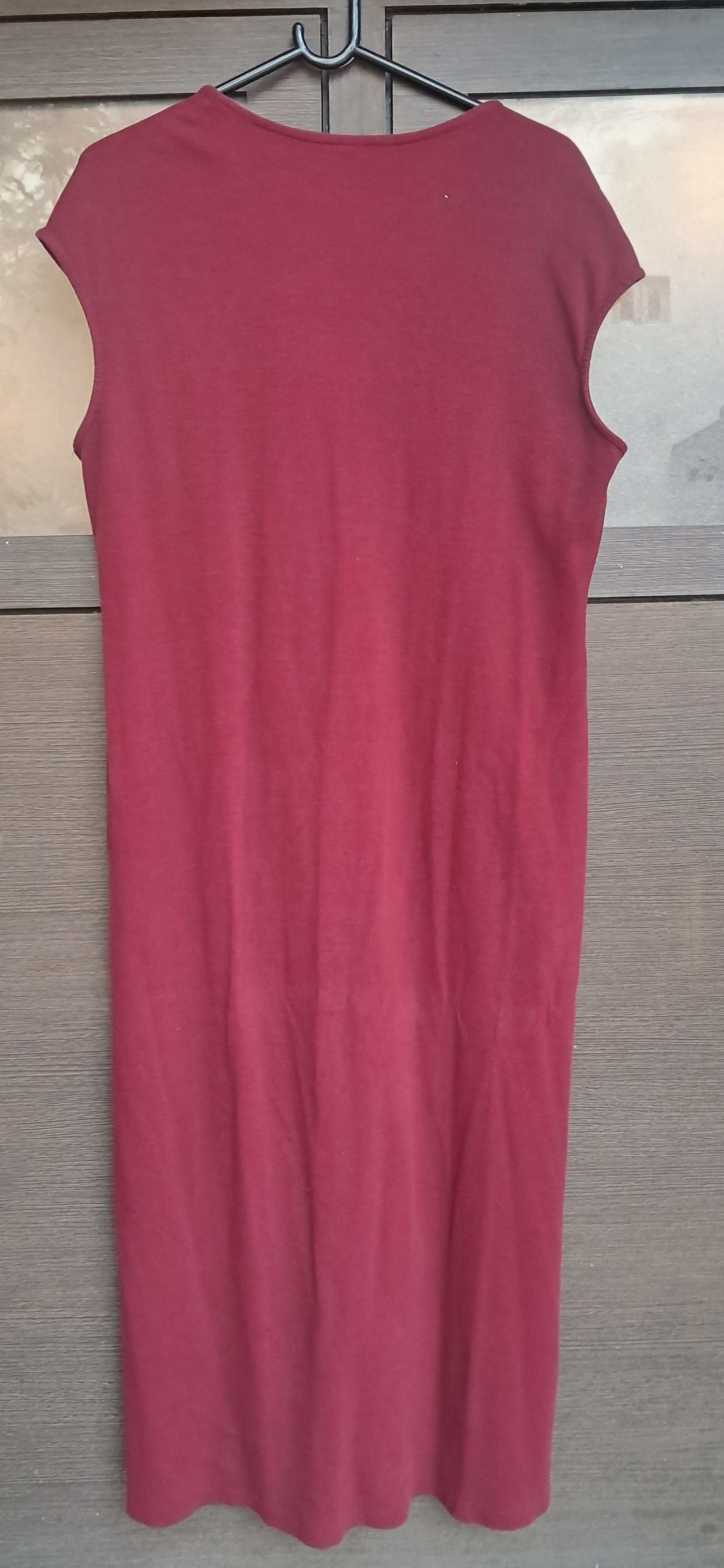 Women's Maroon Ribbed V-Neck Sleeveless Tunic with Side Slits