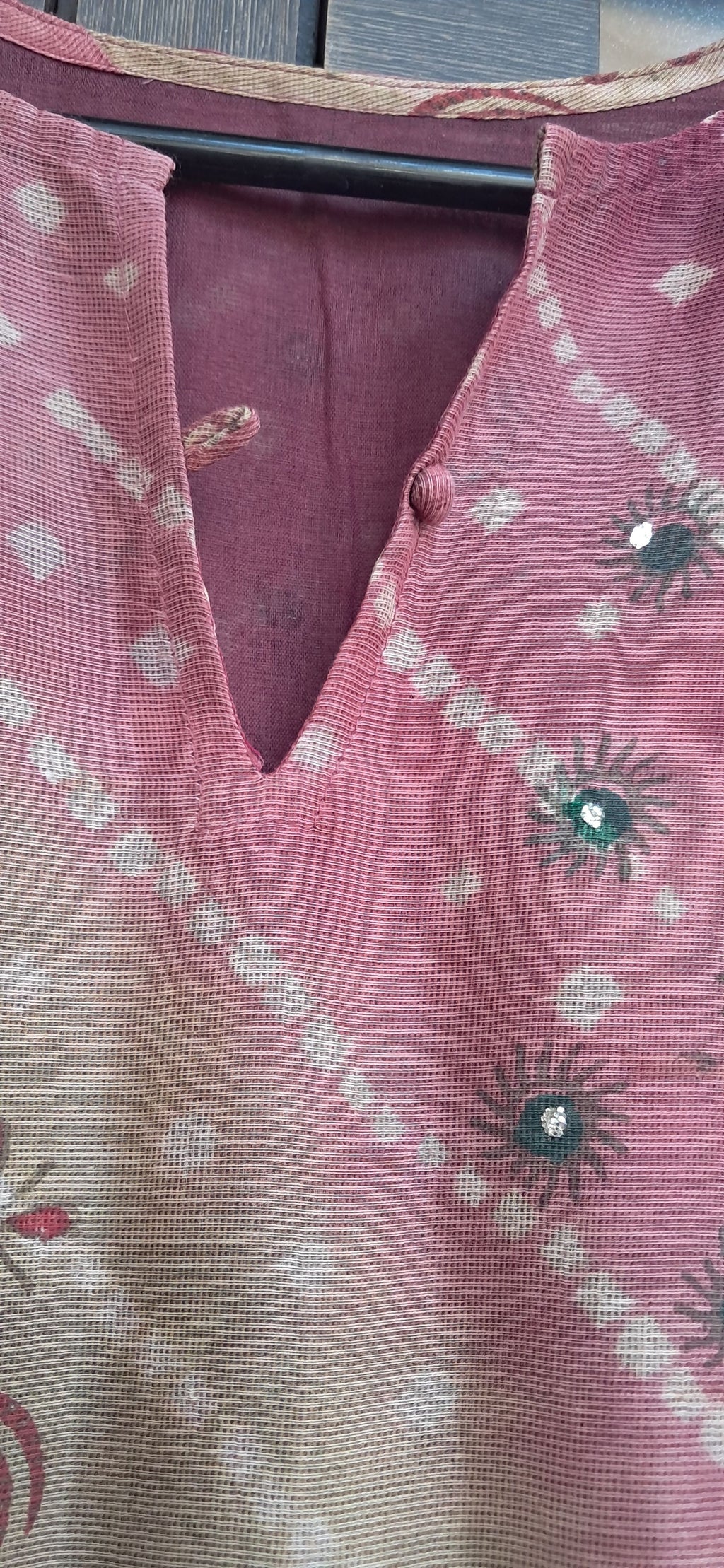 Women's Sleeveless Bandhani Print Kurta with Embellishments