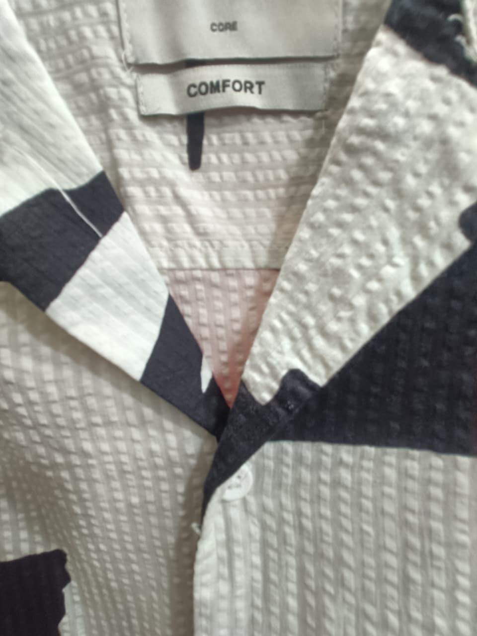 CORE COMFORT Men's Black and White Abstract Print Short Sleeve Casual Shirt